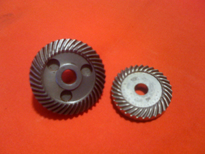 Extra tool durability is achieved in part by a larger grinder head (left) than the competition (right). 